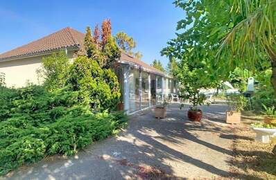 Villa de plain pied avec piscine et grand jardin. — photo du bien