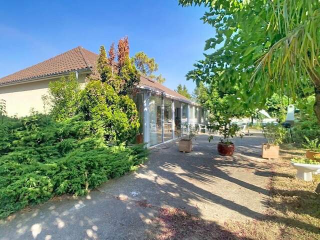 Villa de plain pied avec piscine et grand jardin. — photo du bien