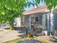 Villa de plain pied avec piscine et grand jardin. — photo 3
