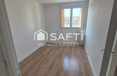 appartement dispose d'un balcon offrant un espace extérieur privé et d'une cave pour un espace de rangement supplémentaire et un box  répondant aux besoins de chacun. — photo du bien