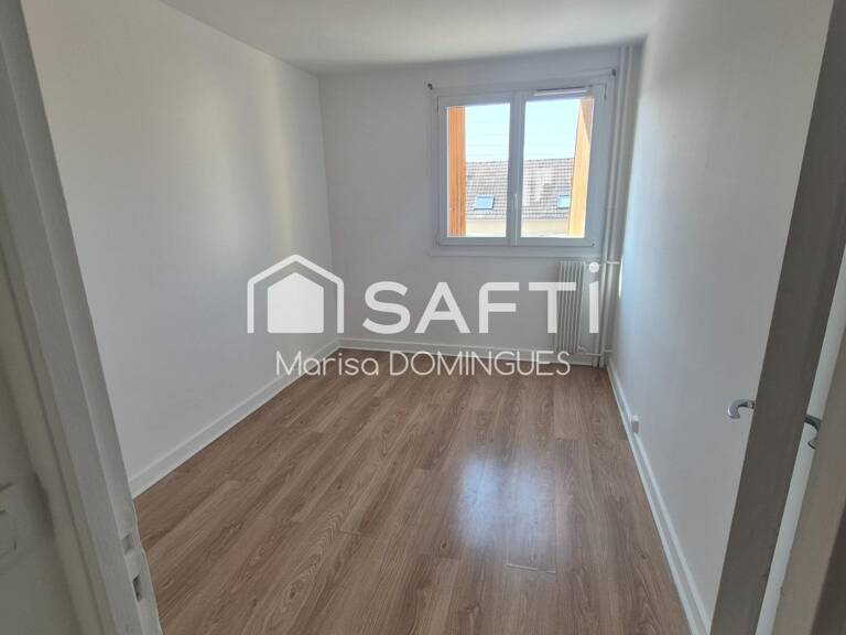 appartement dispose d'un balcon offrant un espace extérieur privé et d'une cave pour un espace de rangement supplémentaire et un box  répondant aux besoins de chacun. — photo 1