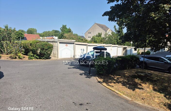 appartement dispose d'un balcon offrant un espace extérieur privé et d'une cave pour un espace de rangement supplémentaire et un box  répondant aux besoins de chacun. — photo 2
