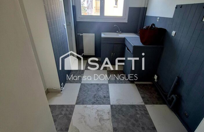 appartement dispose d'un balcon offrant un espace extérieur privé et d'une cave pour un espace de rangement supplémentaire et un box  répondant aux besoins de chacun. — photo 5
