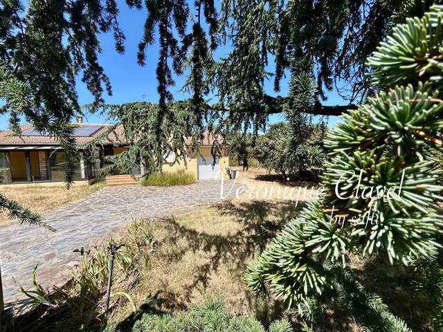 Propriété de 162m2 sur un terrain de 3950m2 avec piscine et doubles garages — photo du bien