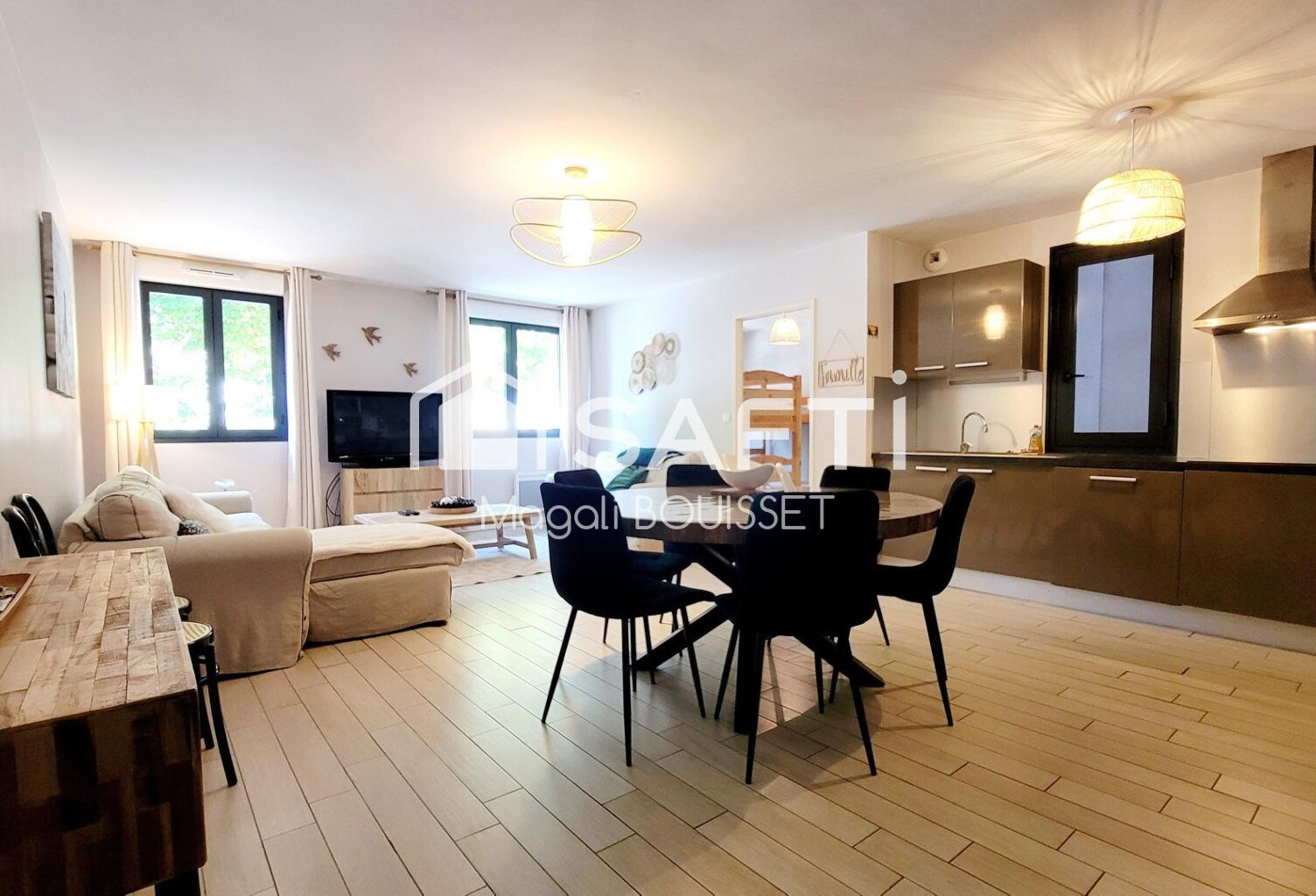 Appartement T4 de 91m², refait à neuf en 2011, matériaux de qualité et vendu meublé, 9 couchages, terrasse, ascenseur, place de parking privée. Bon rendement locatif. — photo 1