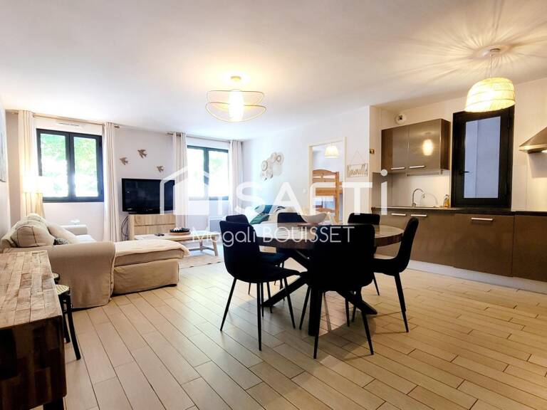 Appartement T4 de 91m², refait à neuf en 2011, matériaux de qualité et vendu meublé, 9 couchages, terrasse, ascenseur, place de parking privée. Bon rendement locatif. — photo 1