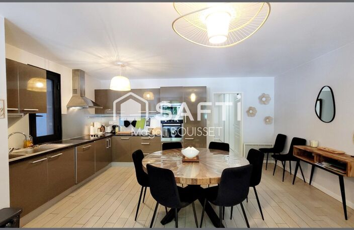 Appartement T4 de 91m², refait à neuf en 2011, matériaux de qualité et vendu meublé, 9 couchages, terrasse, ascenseur, place de parking privée. Bon rendement locatif. — photo 3