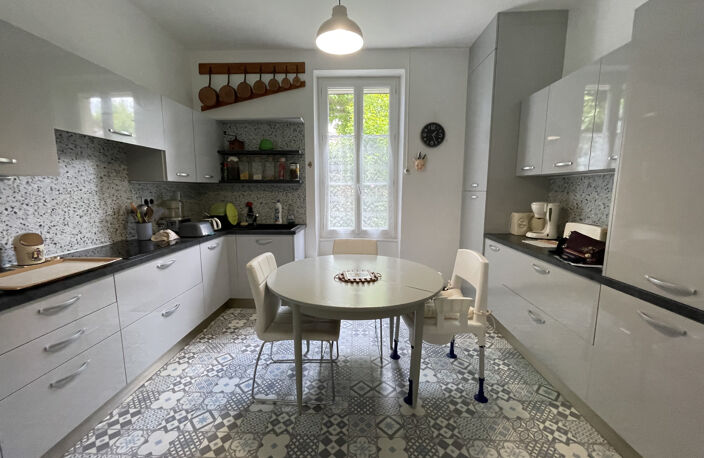 maison de village avec jardin et garage — photo 4