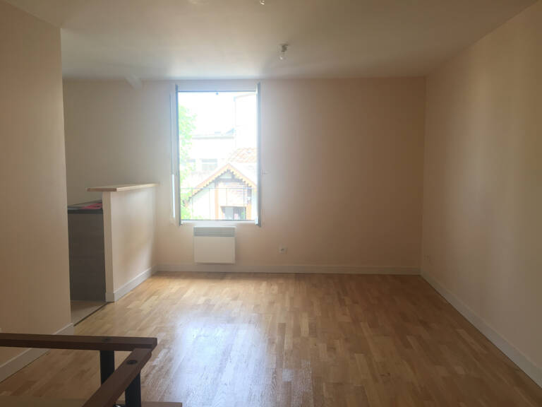 APPARTEMENT T2 - RUE THEOPHRASTE RENAUDOT — photo 1