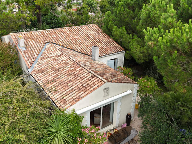 À l'abri des regards, maison chaleureuse où confort, intimité et douceur de vivre se rencontrent. — photo du bien
