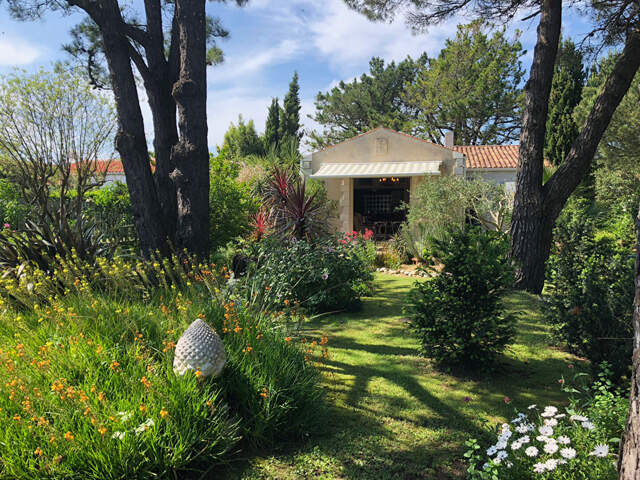 À l'abri des regards, maison chaleureuse où confort, intimité et douceur de vivre se rencontrent. — photo du bien