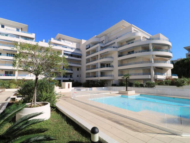 VENTE - FREJUS PLAGE - APPARTEMENT 3P - TERRASSE - GARAGE — photo du bien