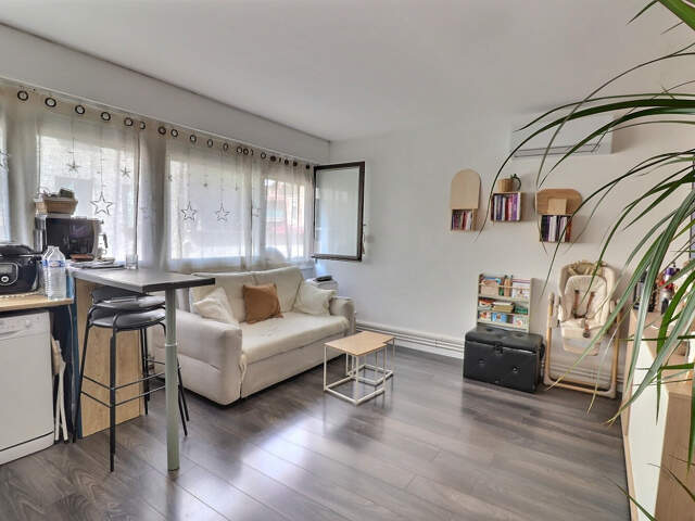VENTE EN EXCLUSIVITE - SAINT-RAPHAËL - BEAU STUDIO LUMINEUX RENOVE AVEC COIN NUIT — photo du bien