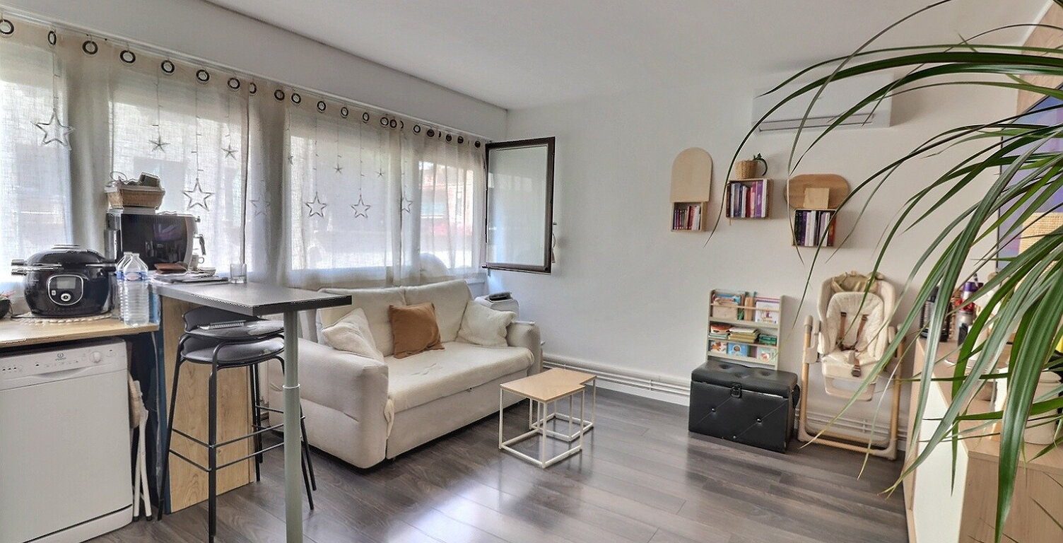 VENTE EN EXCLUSIVITE - SAINT-RAPHAËL - BEAU STUDIO LUMINEUX RENOVE AVEC COIN NUIT — photo 1