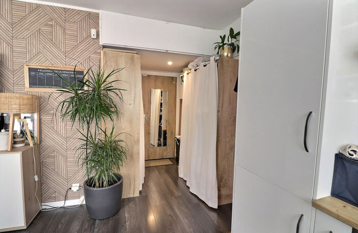 VENTE EN EXCLUSIVITE - SAINT-RAPHAËL - BEAU STUDIO LUMINEUX RENOVE AVEC COIN NUIT — photo 2