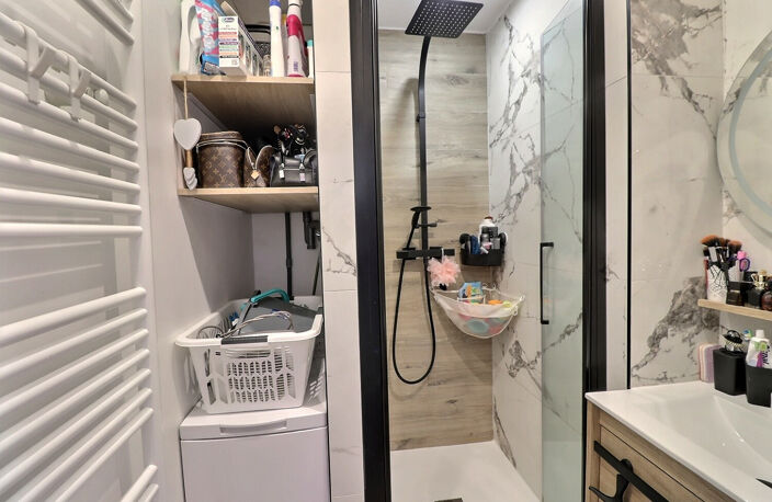 VENTE EN EXCLUSIVITE - SAINT-RAPHAËL - BEAU STUDIO LUMINEUX RENOVE AVEC COIN NUIT — photo 4