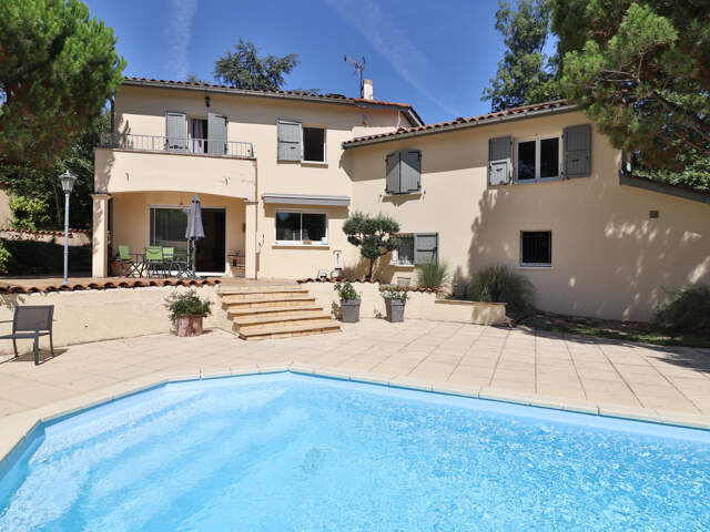 MAISON  FAMILIALE  DE  182 M2 PROCHE CENTRE CHARBONNIERES — photo du bien