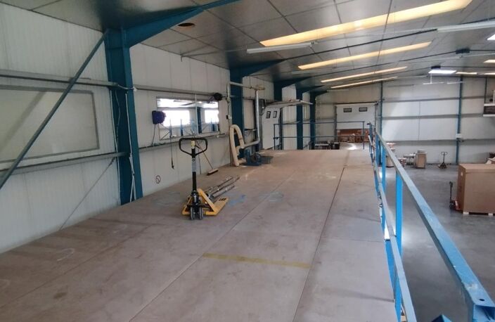 Bâtiment opérationnel, bien agencé, composé de 500 m2  de bureaux et de 380 m2 d'entrepôt sur 2190 m2 de terrain Saint-Donat-Sur-L'Herbasse — photo 4