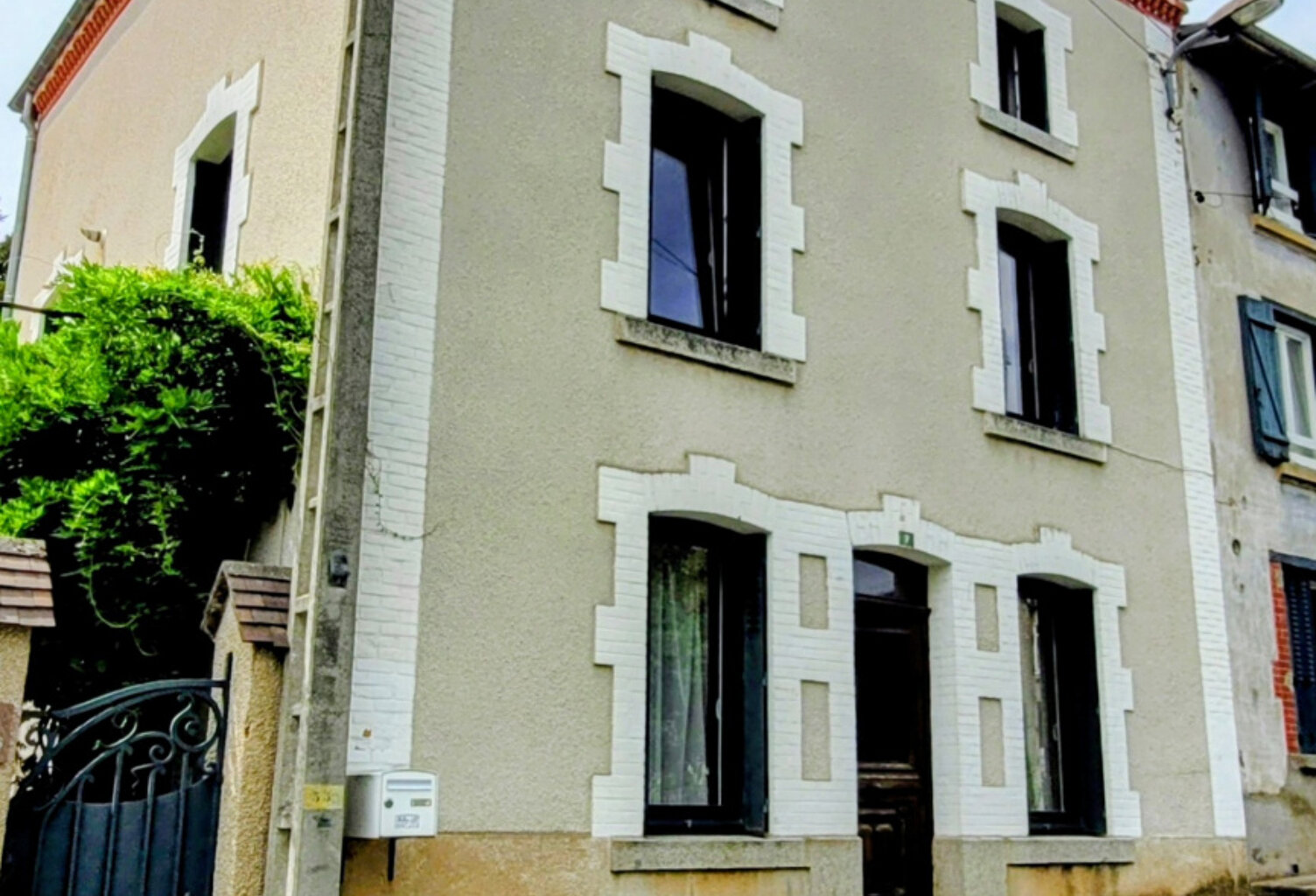 PANISSIERES Centre-ville Maison de ville avec jardin pour ré — photo 1