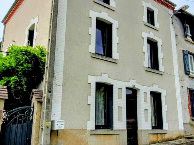 PANISSIERES Centre-ville Maison de ville avec jardin pour ré — photo du bien