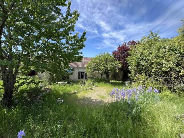 Maison en pierre de 8 pièces principales — photo du bien