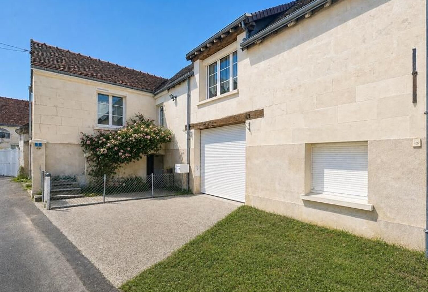 Maison en pierre de 3 pièces principales — photo 1