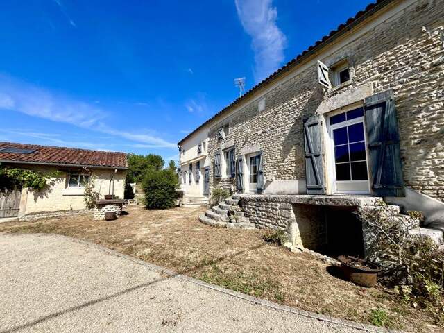 Maison en pierre de 5 pièces principales — photo du bien