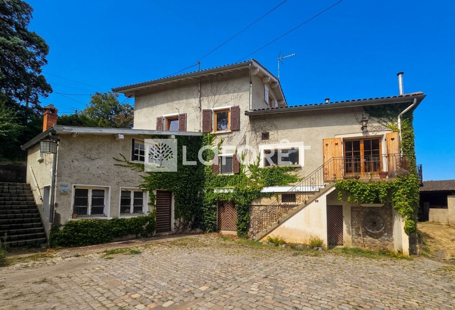 Maison Brussieu 8 pièce(s) 230 m² — photo 1
