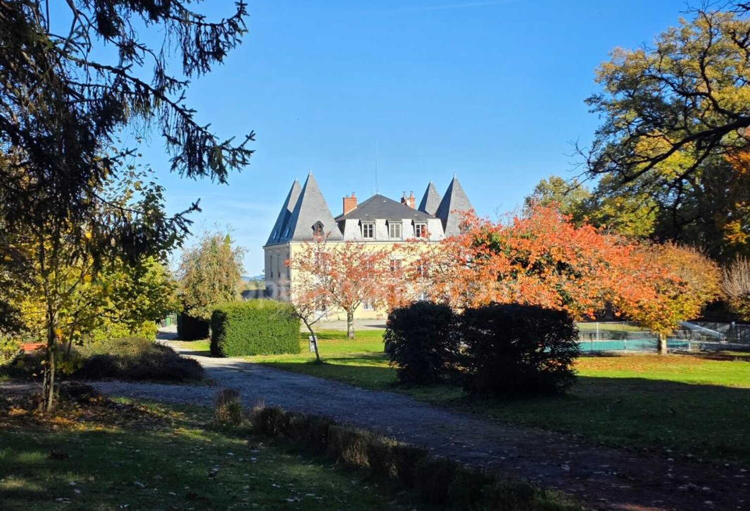 GROS POTENTIEL POUR CETTE TRES BELLE PROPRIETE DE 19HA AVEC CHATEAU ET BATIMENT DE + DE 1200 M² — photo 1