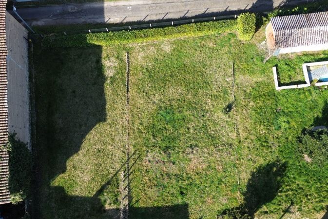 Terrain à bâtir de 679 m² à ORLEAT (63)