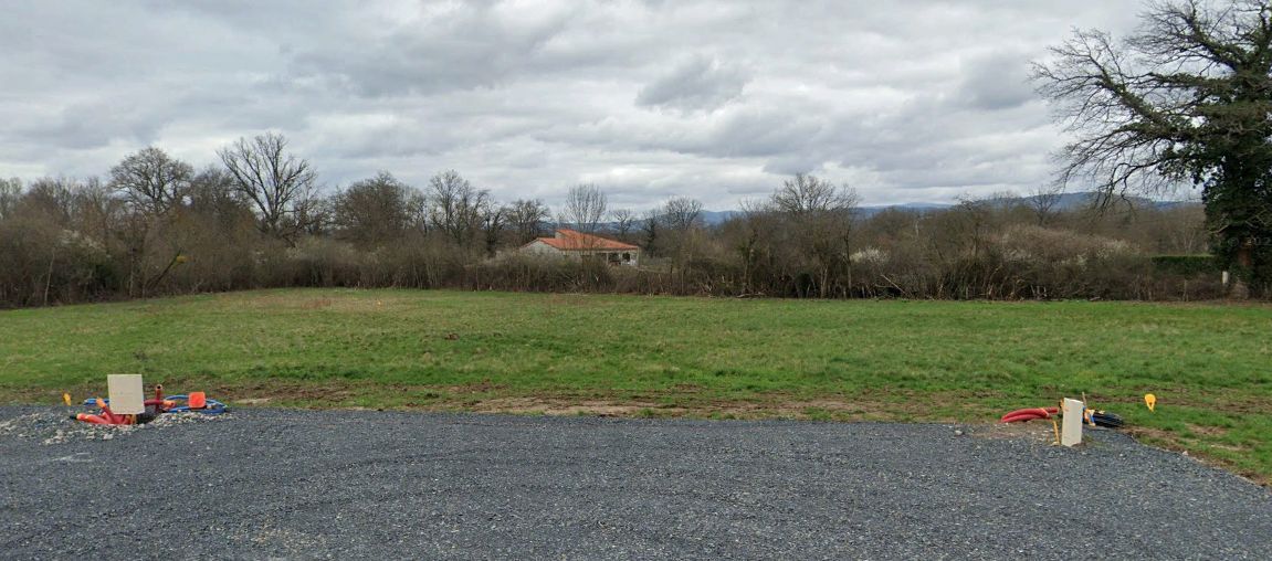 Terrain à bâtir de 1530 m² à ORLEAT (63)