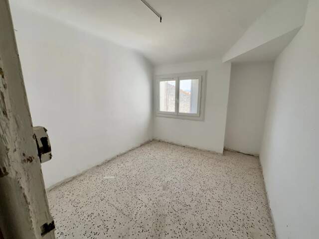 Appartement F3, 4 ieme et dernier étage, a rénover — photo du bien