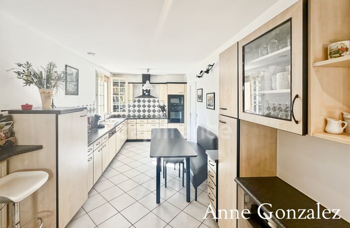 Saint Jean le Blanc, à 5 minutes d'Orleans dans un secteur privilégié etcherché à vendre grande maison familiale de 235 m2, 5 chambres, salle de jeux de 30 m2 garage double, jardin clos et abri — photo 4