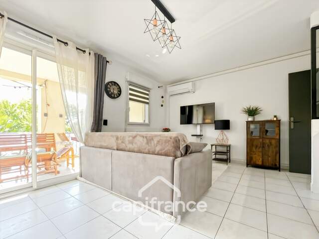 Appartement 40m2 rénové et climatisé, en rez de jardin, une chambre et sa salle de douche, sa terrasse couverte , piscine résidentielle intimiste — photo du bien