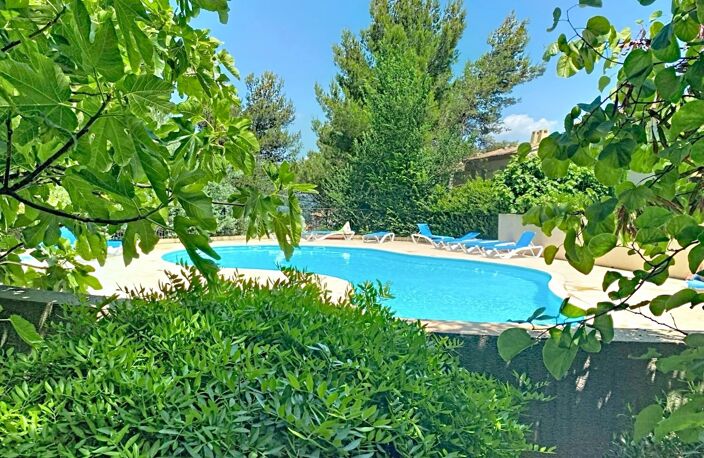 Appartement 40m2 rénové et climatisé, en rez de jardin, une chambre et sa salle de douche, sa terrasse couverte , piscine résidentielle intimiste — photo 4