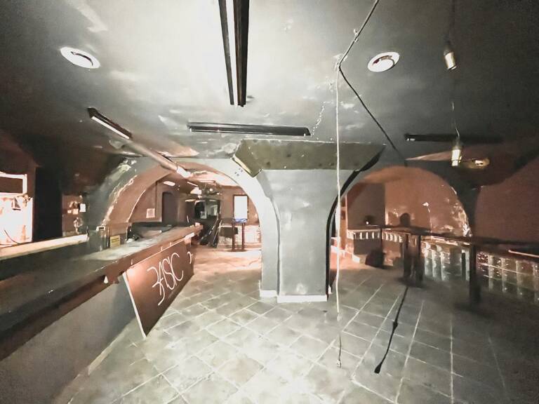 BASTIA – PORT : CAVES ATYPIQUES À FORT POTENTIEL 150 m² — photo 1