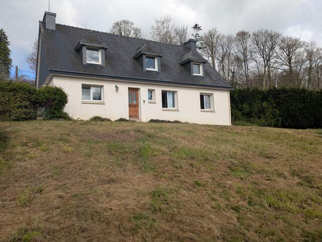 Kernascleden propriété composée d'une maison à usage d'habitation de 6 pièces 178 m² envion un hangar de 161m² envion, une ancienne lapinière de 700m² envion le tout sur une parcelle de 3.2 Hectares — photo du bien