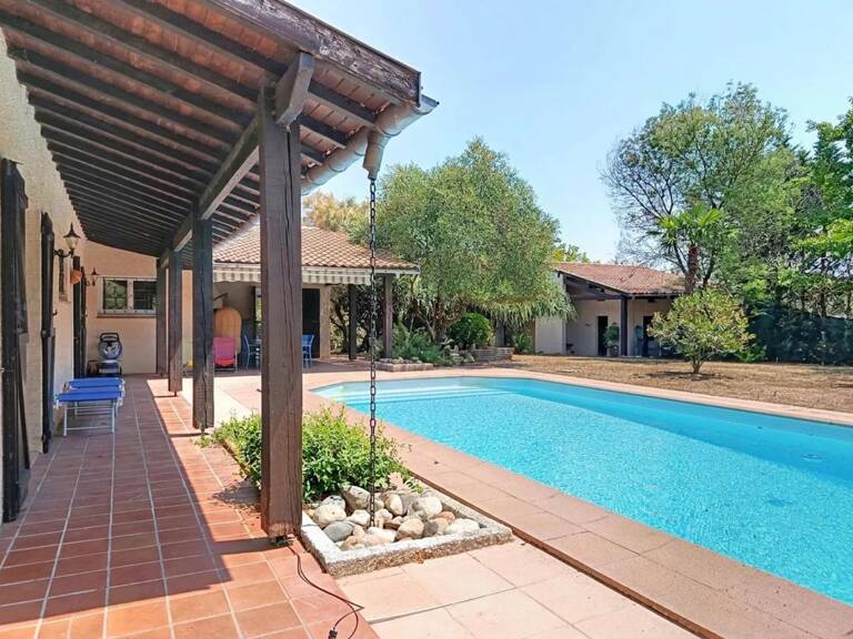 Grande maison familiale avec piscine et dépendance — photo 1
