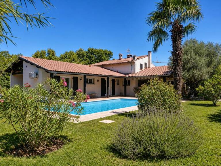 Grande maison familiale avec piscine et dépendance — photo 1