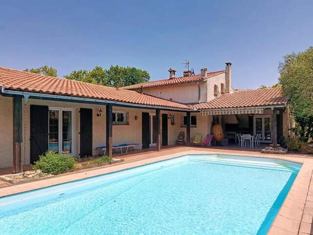Grande maison familiale avec piscine et dépendance — photo du bien