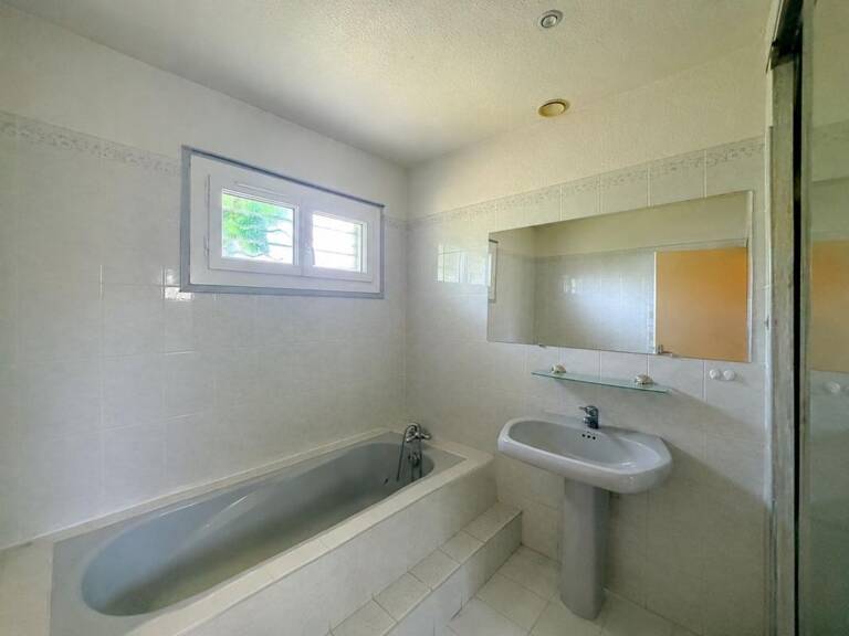 Caissargues Plain pied indépendant 107,67 m² à rénover, 4 chambres, garage — photo 1