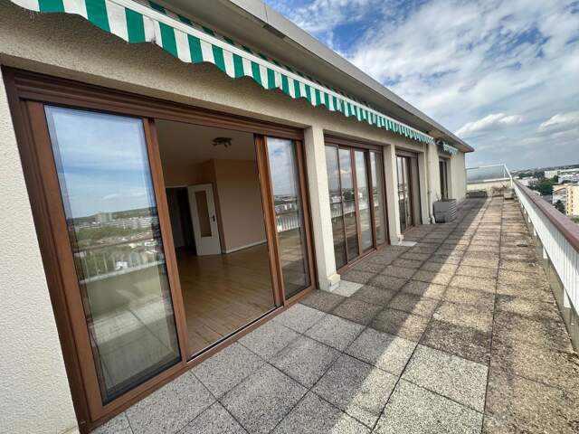 Dernier étage terrasse avec garage — photo du bien