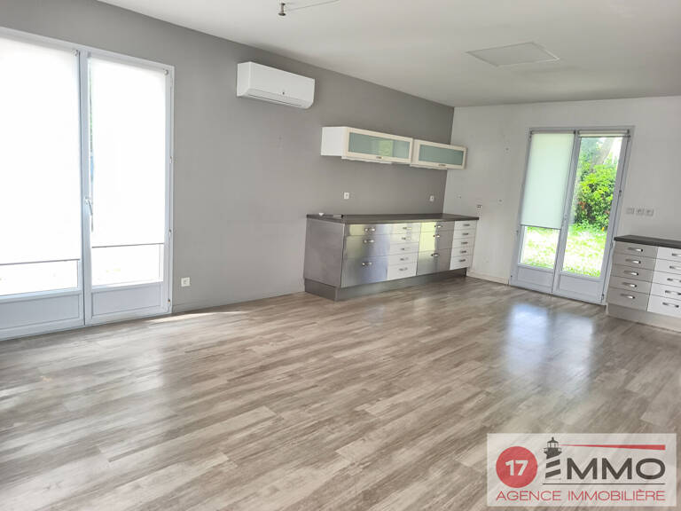 Maison  - Local d'activité Saint Vivien — photo 1