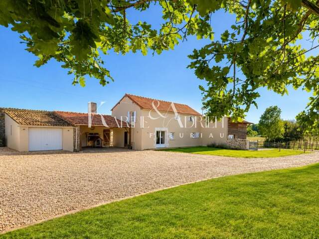 CHARMANTE MAISON EN PIERRE LUMINEUSE , 3 CHAMBRES ,PRÉAU,GARAGE ET ÉCURIE — photo du bien