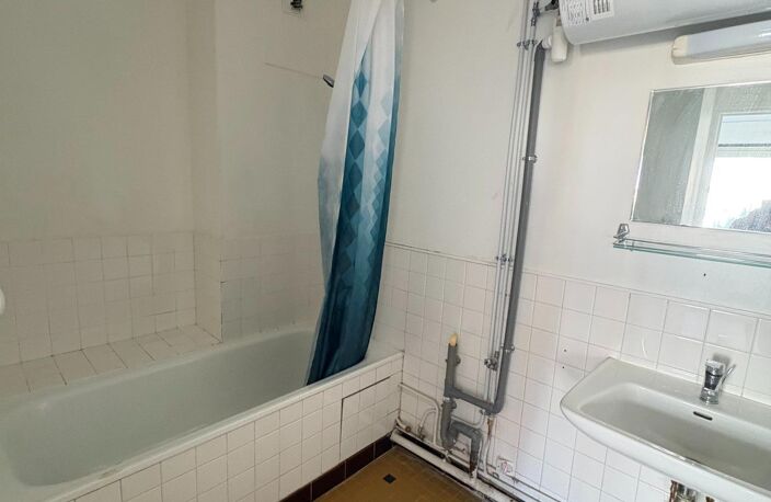 T2 idéal pour étudiant ou investisseur/ climatisation !!! / fenêtres double vitrage neuves / Dpe après travaux D !!! — photo 4