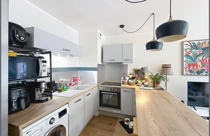 T2 RÉCENT AVEC GRAND BALCON ET PARKING ! — photo 2
