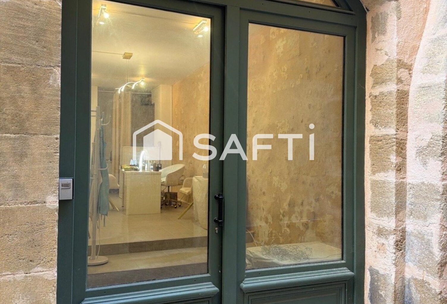 DROIT AU BAIL, LOCAL RENOVE 24 m2, pierres apparentes, parfait état, idéal activité onglerie, esthétique, profession libérale, sauf commerce de bouche — photo 1