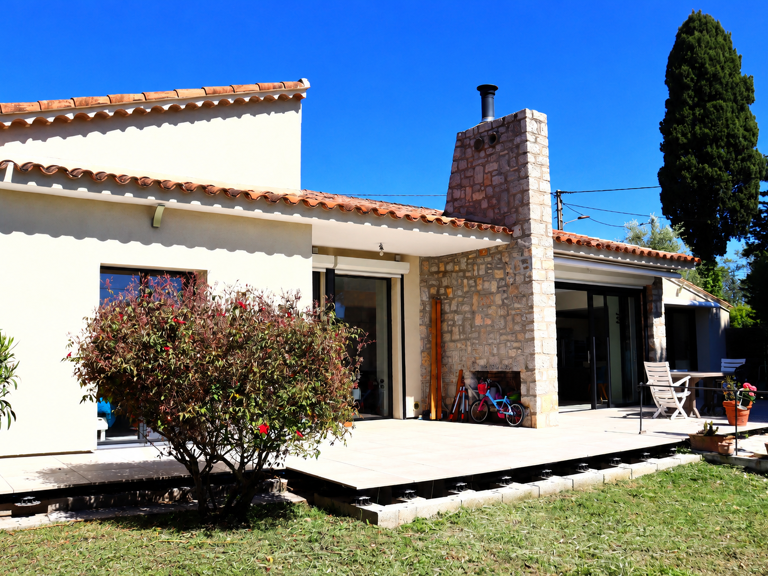 Grasse, PLASCASSIER : Rare à la vente Maison de Plain Pied sur Terrain Plat Entièrement Rénovée — photo 1