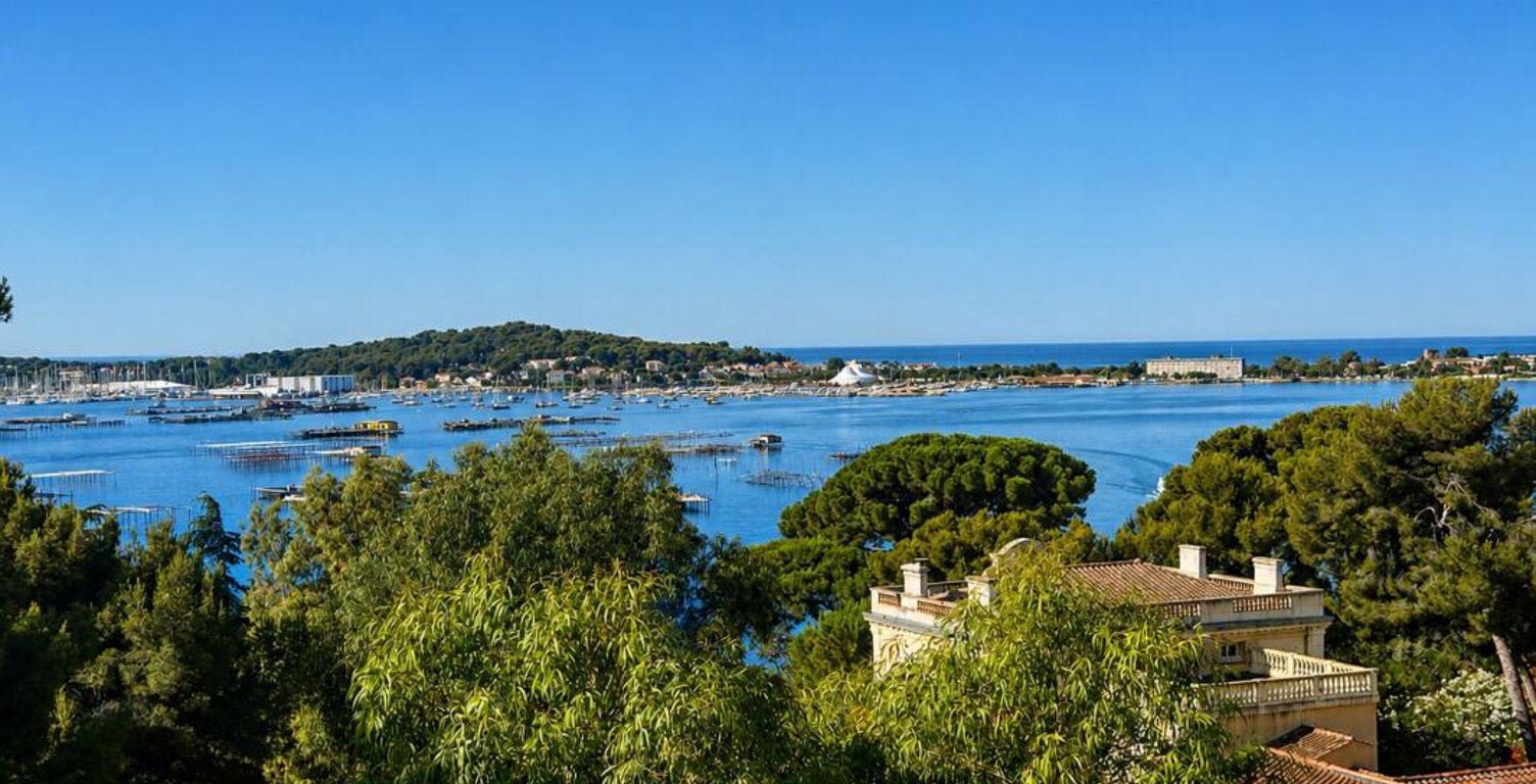 Appartement À Vendre T2  Corniche de Tamaris + Terrasse vue Mer La Seyne sur mer — photo 1