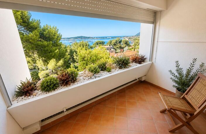 Appartement À Vendre T2  Corniche de Tamaris + Terrasse vue Mer La Seyne sur mer — photo 2